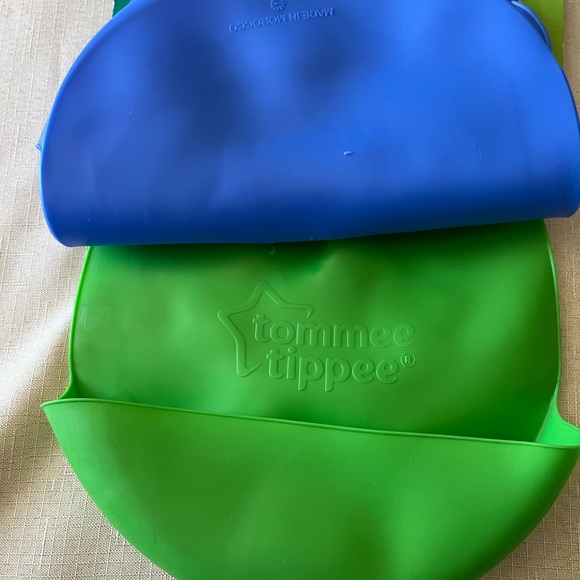 Tommee Tippee pack of 2 easily-roll silicone bibs. Easy wipe clean. BPA free.NEW - Picture 3 of 9